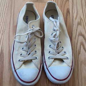 Converse low tops US Men’s size 7/woman’s size 9.